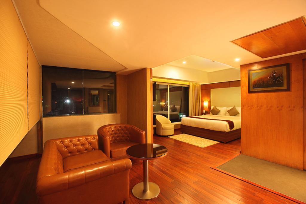 The Garuda Hotel Thrissur Zewnętrze zdjęcie